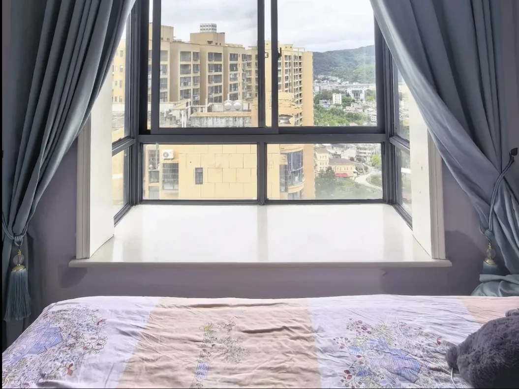窗边及窗台位置的真实现场照片